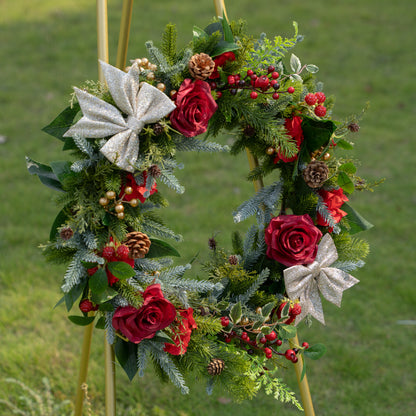 Nature’s Ring：Enhance your holiday decor with a timeless and elegant Christmas wreath.