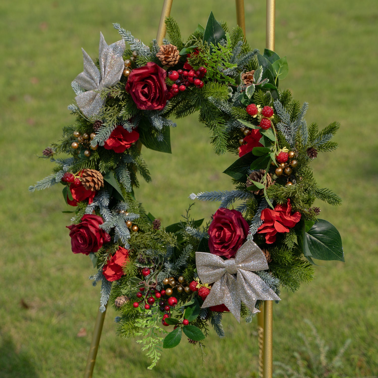 Nature’s Ring：Enhance your holiday decor with a timeless and elegant Christmas wreath.