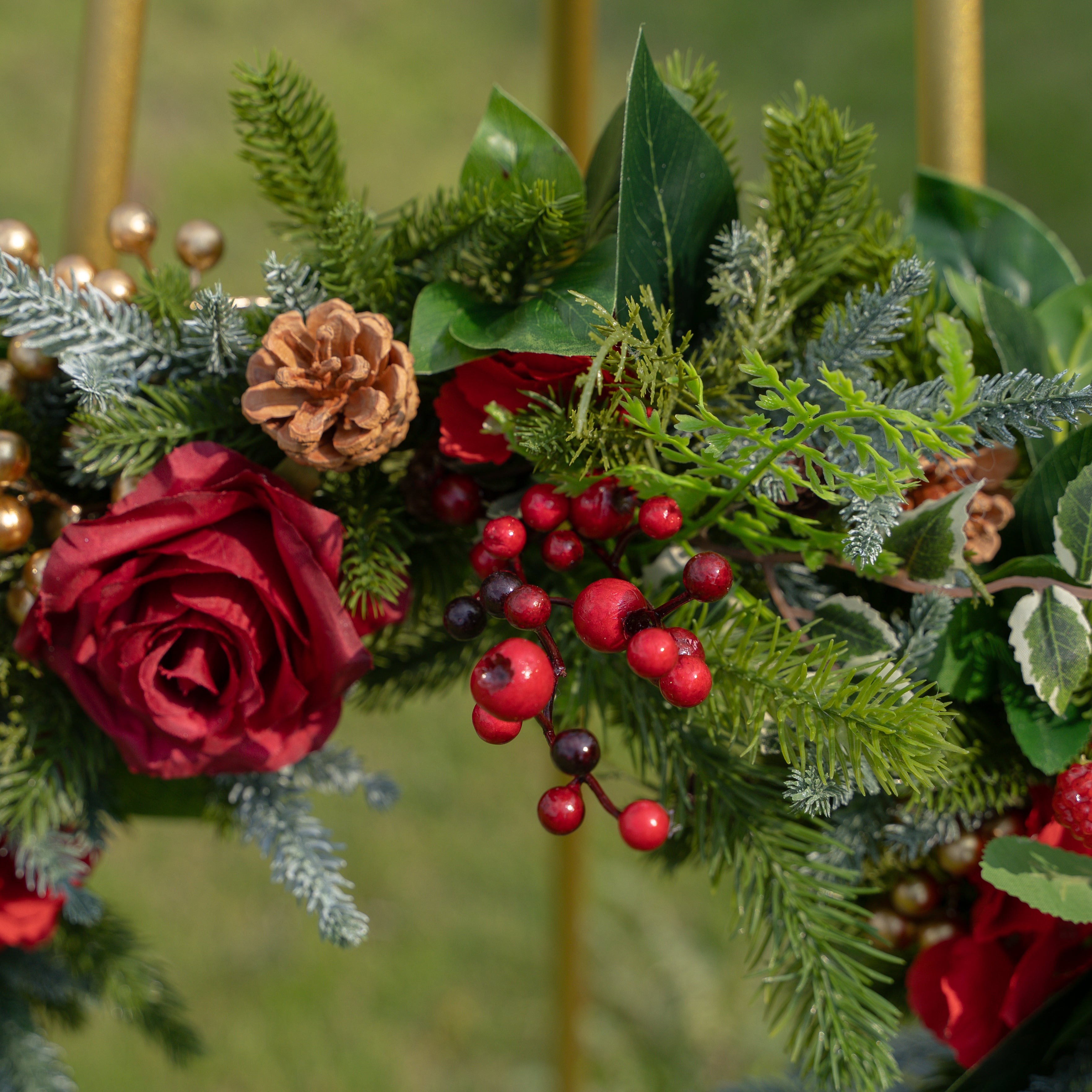 Nature’s Ring：Enhance your holiday decor with a timeless and elegant Christmas wreath.