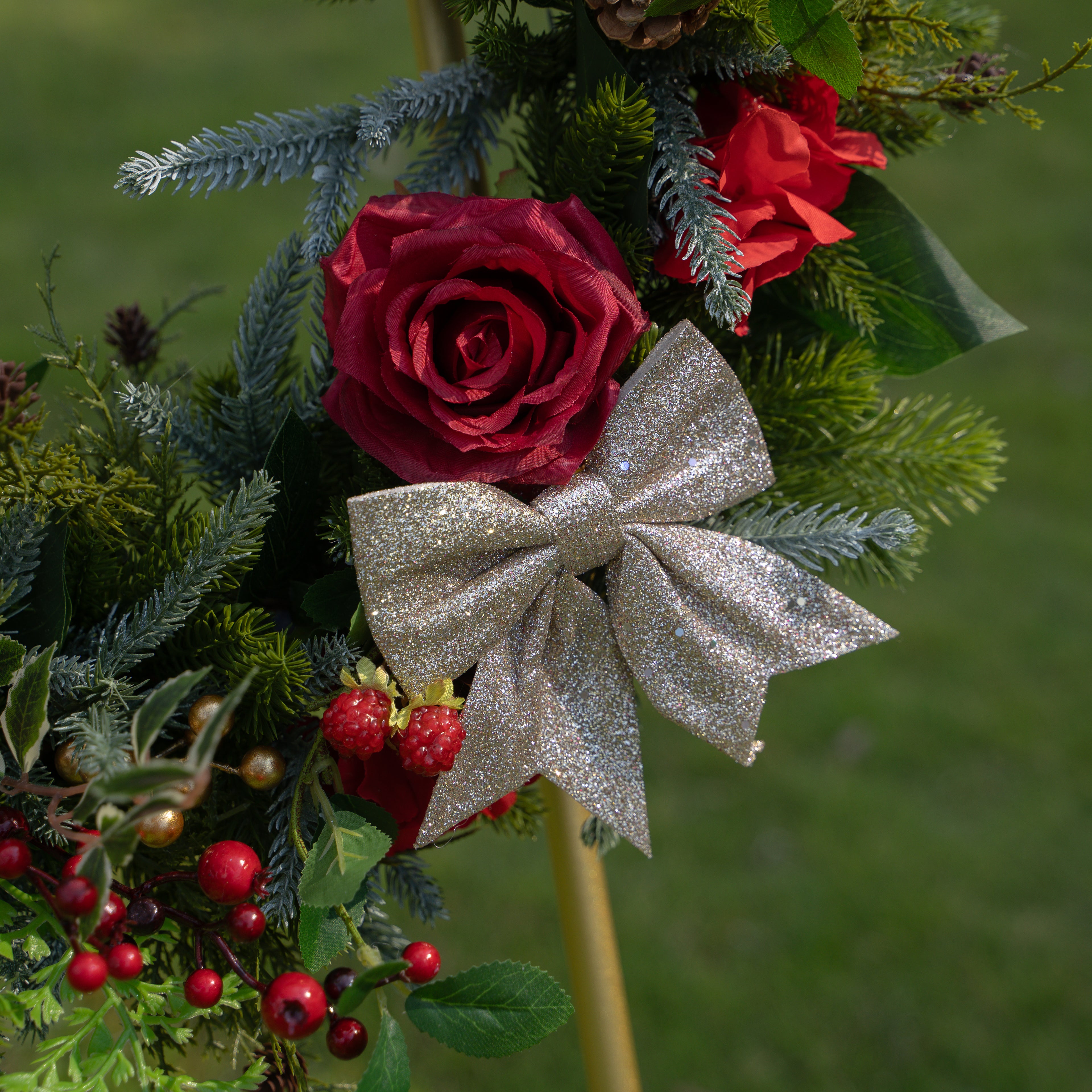 Nature’s Ring：Enhance your holiday decor with a timeless and elegant Christmas wreath.