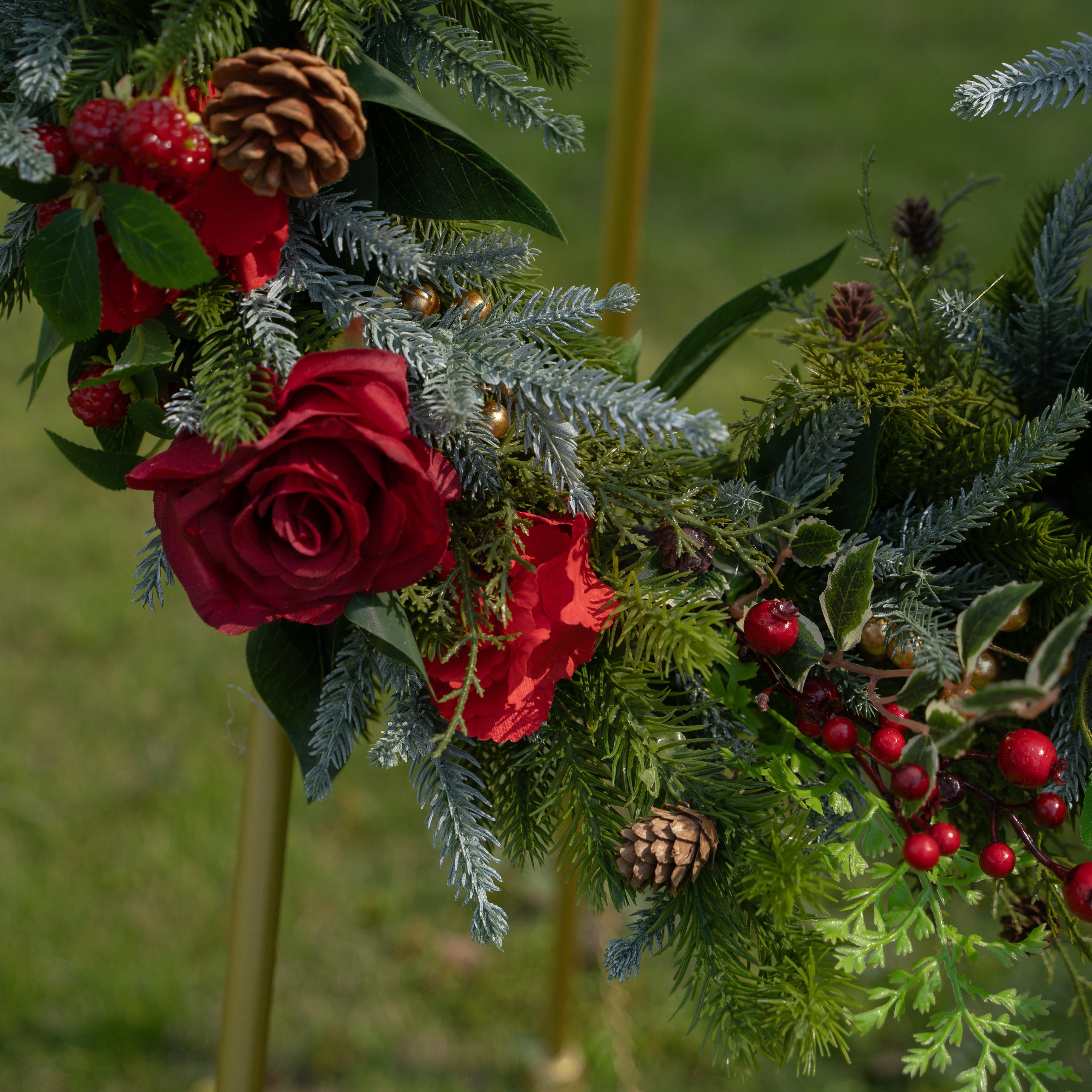 Nature’s Ring：Enhance your holiday decor with a timeless and elegant Christmas wreath.